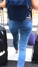 【For butt fetishes】Woman walking while showing off her beautiful butt in tight denim